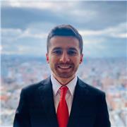 Profesor de finanzas y economía para estudiantes universitarios de pregrado